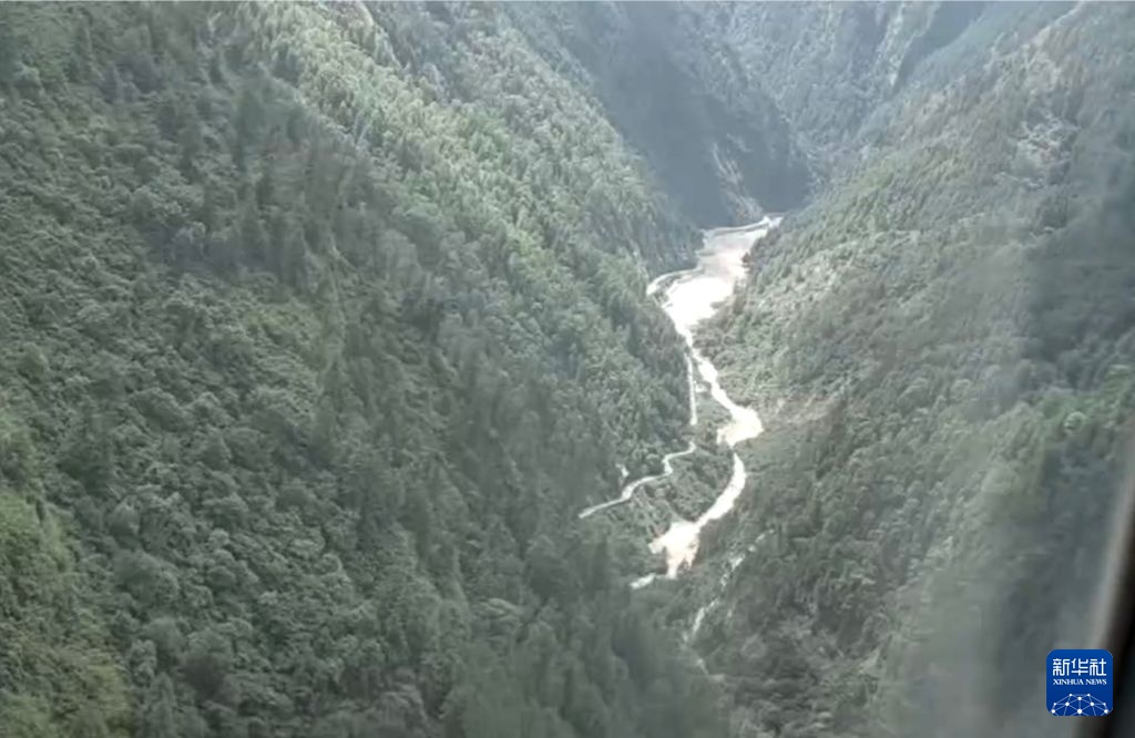 西藏军区某陆航旅第一批2架直升机抵达吉隆口岸上空 西藏军区某陆航旅第一批2架直升机抵达吉隆口岸上空