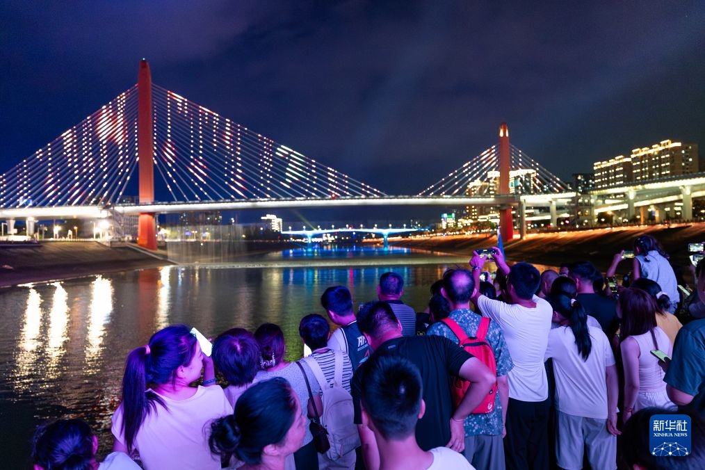 湖北宜昌:峡江夜如画 游船引客来 湖北宜昌:峡江夜如画 游船引客来