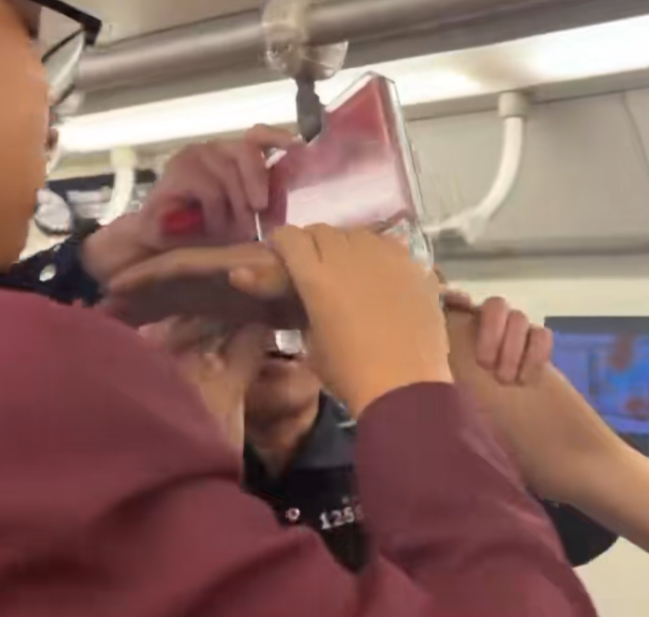 男童被卡座位缝隙!事发上海地铁早高峰,5个车站接力解困!这里常有人中招…… 男童被卡座位缝隙!事发上海地铁早高峰,5个车站接力解困!这里常有人中招……