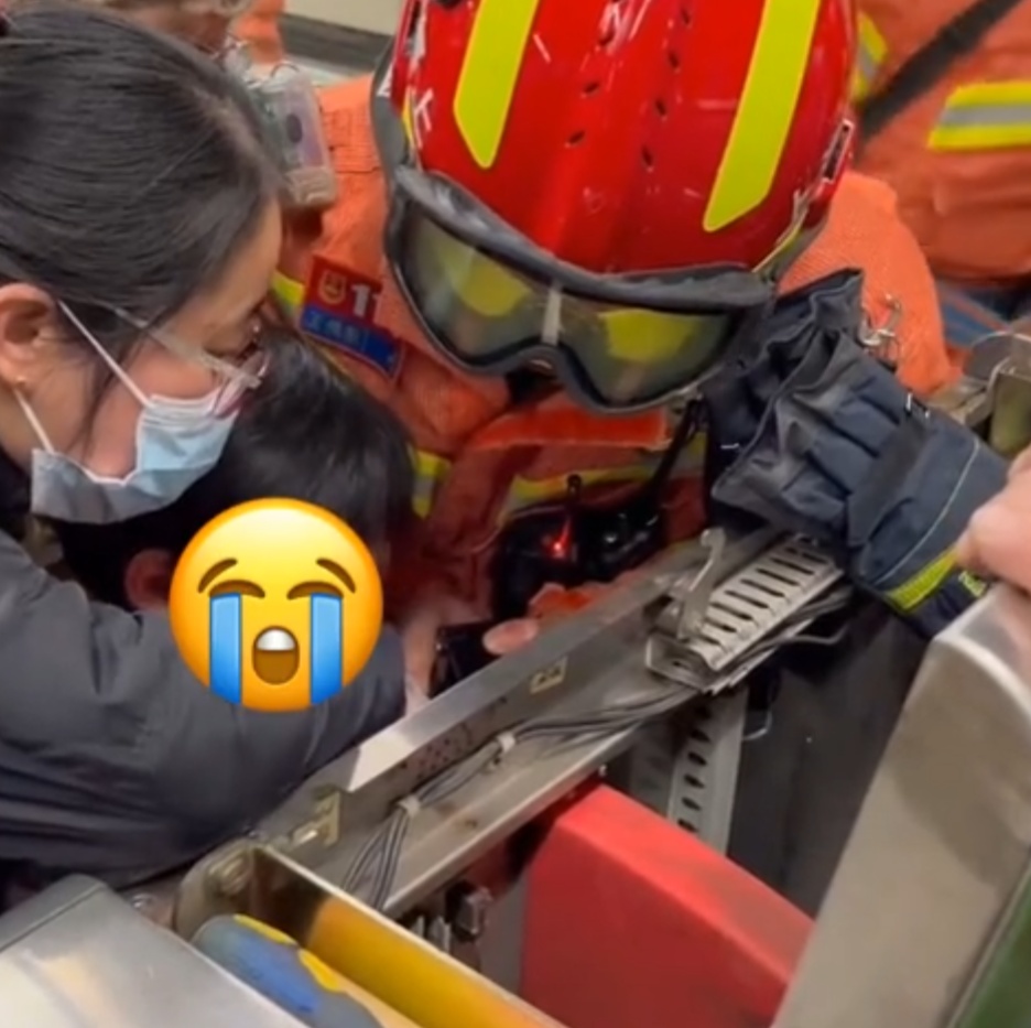 男童被卡座位缝隙!事发上海地铁早高峰,5个车站接力解困!这里常有人中招…… 男童被卡座位缝隙!事发上海地铁早高峰,5个车站接力解困!这里常有人中招……
