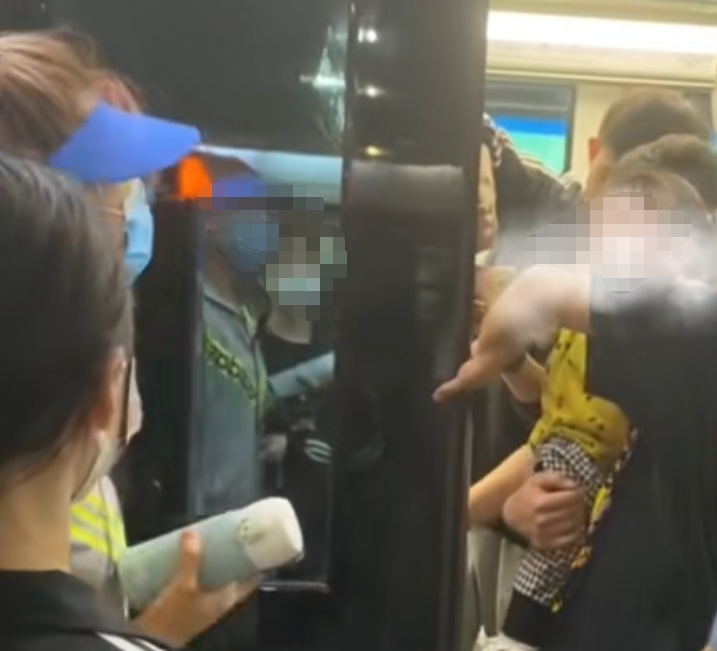 男童被卡座位缝隙!事发上海地铁早高峰,5个车站接力解困!这里常有人中招…… 男童被卡座位缝隙!事发上海地铁早高峰,5个车站接力解困!这里常有人中招……