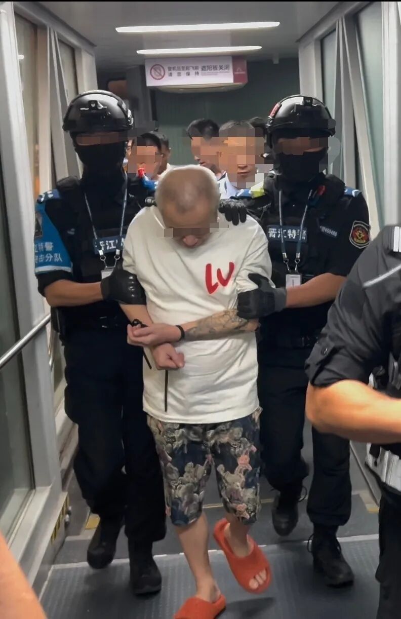 在菲绑架团伙头目邱某某被成功遣返回国 在菲绑架团伙头目邱某某被成功遣返回国