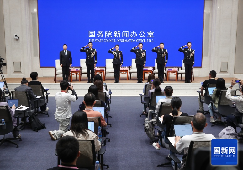 黑客专案红通逃犯被遣返回国,向网警感慨:“没想到躲这么远你们还能追过来” 黑客专案红通逃犯被遣返回国,向网警感慨:“没想到躲这么远你们还能追过来”