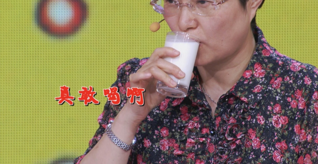 晚上喝牛奶等于服毒？马上停止这样喝奶，对心血管和胃都不好