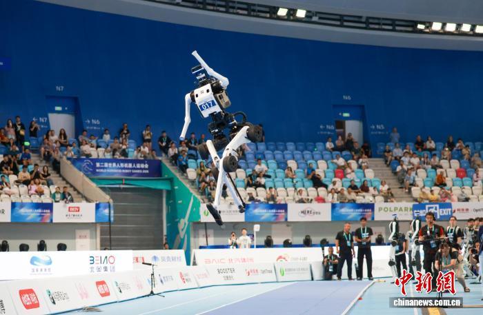 赛场淬能,人形机器人“加速进化” 赛场淬能,人形机器人“加速进化”