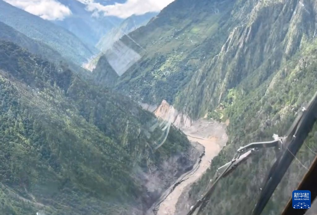 西藏军区某陆航旅第一批2架直升机抵达吉隆口岸上空 西藏军区某陆航旅第一批2架直升机抵达吉隆口岸上空