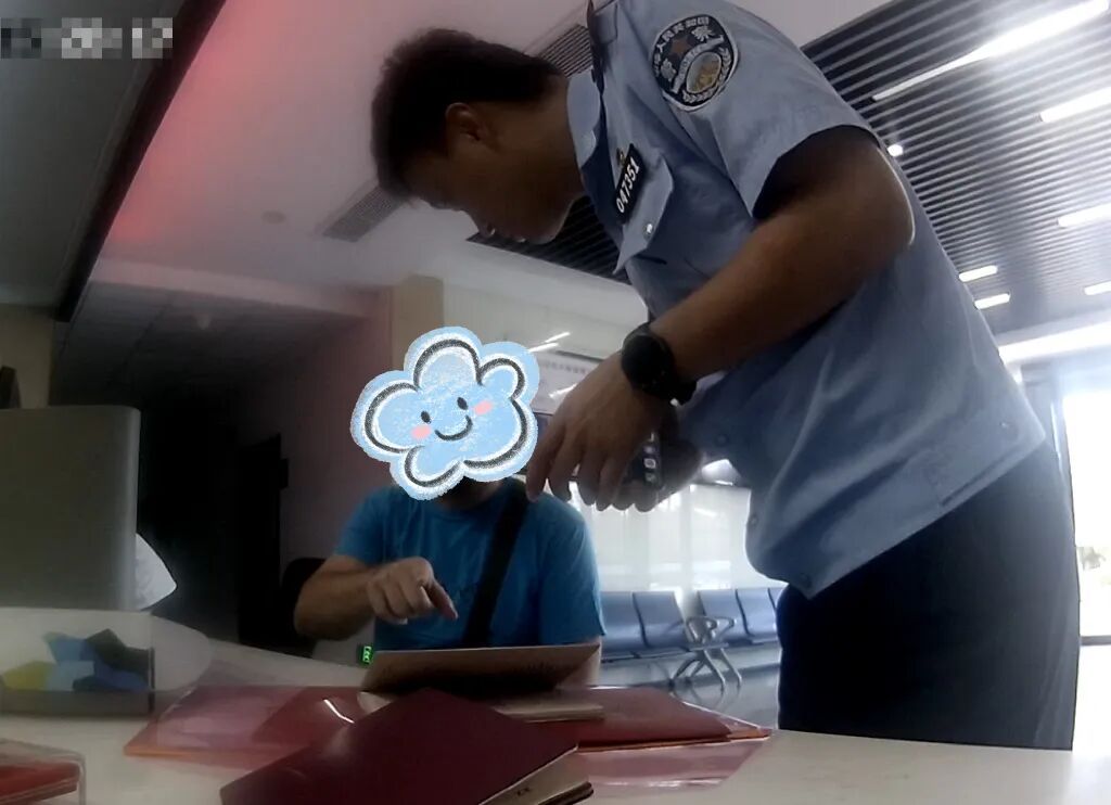 “同志,帮我联系一位外国人!”海宁褚师傅急匆匆跑进派出所…… “同志,帮我联系一位外国人!”海宁褚师傅急匆匆跑进派出所……