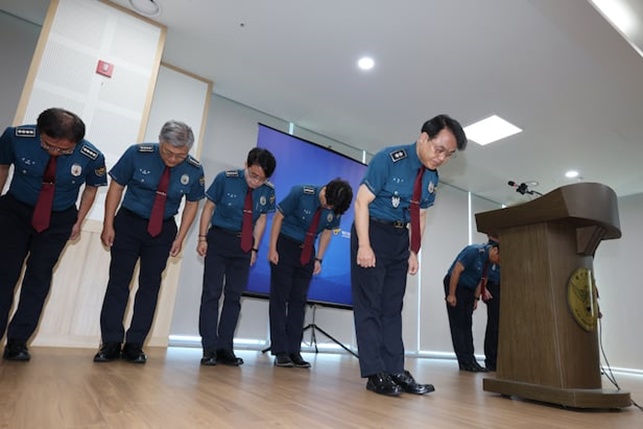 未找到失踪人口却“虚假结案”!韩国多名官员接连鞠躬道歉 未找到失踪人口却“虚假结案”!韩国多名官员接连鞠躬道歉