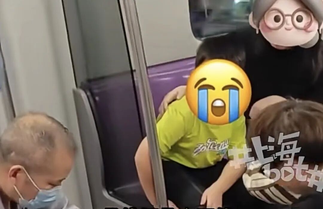 男童被卡座位缝隙!事发上海地铁早高峰,5个车站接力解困!这里常有人中招…… 男童被卡座位缝隙!事发上海地铁早高峰,5个车站接力解困!这里常有人中招……