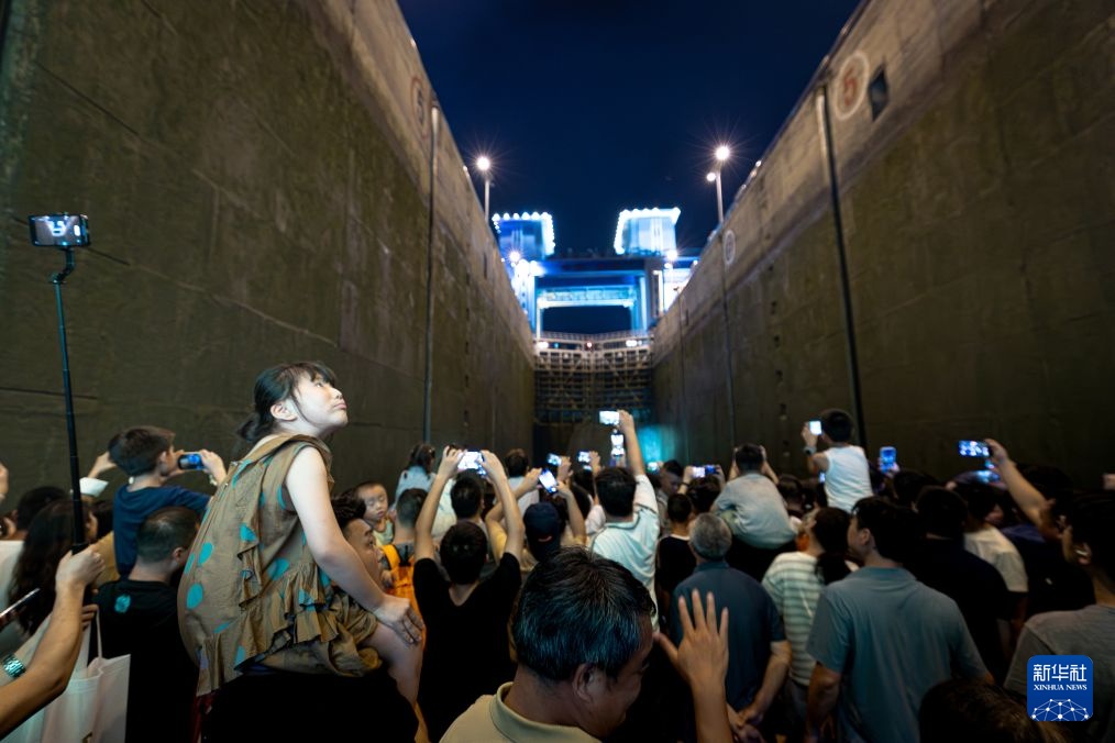 湖北宜昌:峡江夜如画 游船引客来 湖北宜昌:峡江夜如画 游船引客来