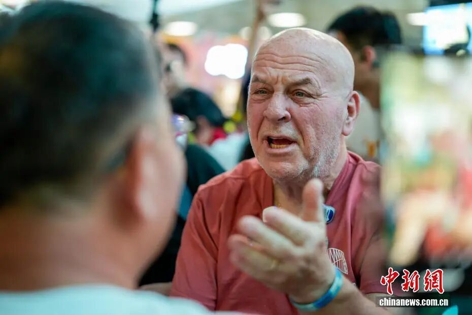 “赛考斯”谈中国行潸然泪下:我都不想走了 “赛考斯”谈中国行潸然泪下:我都不想走了