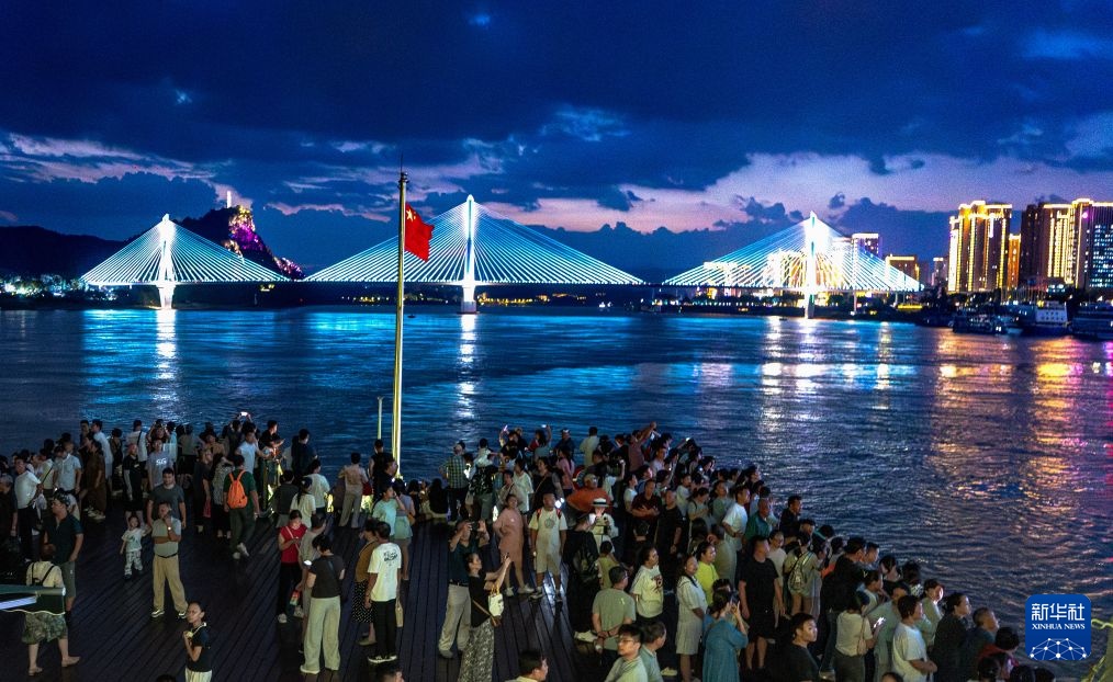 湖北宜昌:峡江夜如画 游船引客来 湖北宜昌:峡江夜如画 游船引客来