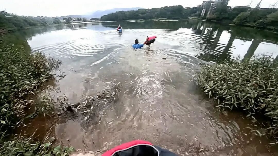 河水没过少年胸口......危急时刻,他们跳了下去! 河水没过少年胸口......危急时刻,他们跳了下去!