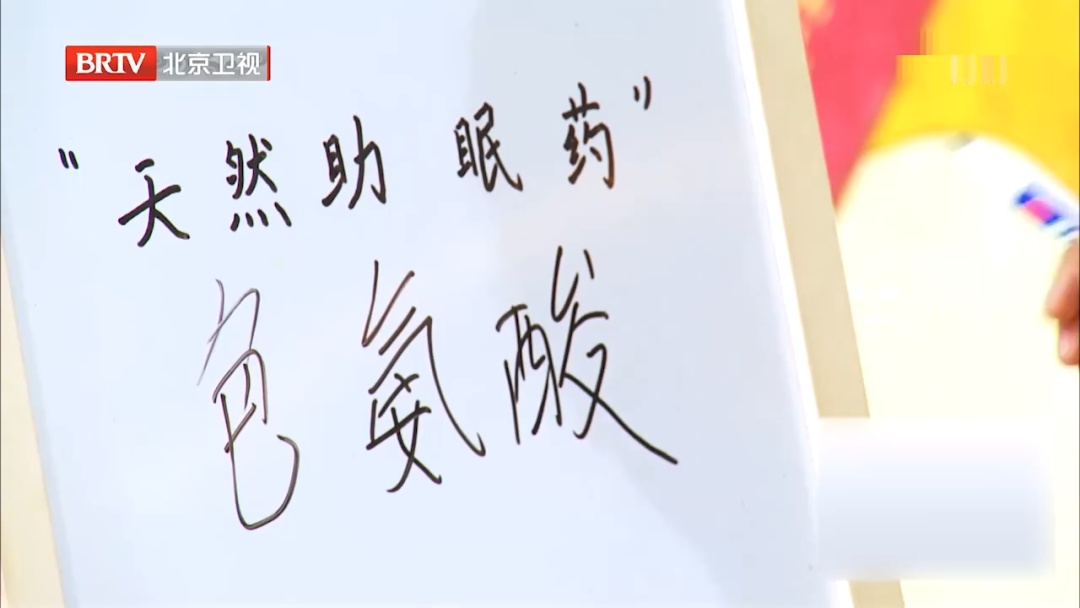 晚上喝牛奶等于服毒？马上停止这样喝奶，对心血管和胃都不好