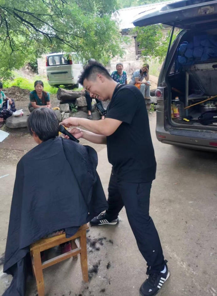 三年走遍周边50多个山村,为老人免费理发,这个“托尼老师”不一般…… 三年走遍周边50多个山村,为老人免费理发,这个“托尼老师”不一般……