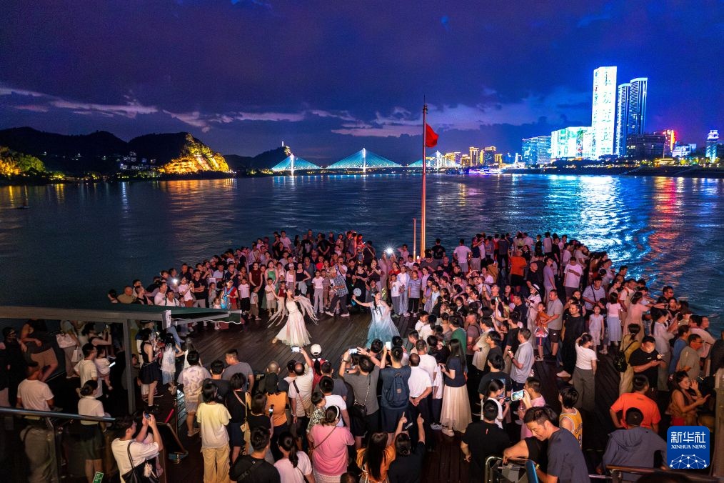湖北宜昌:峡江夜如画 游船引客来 湖北宜昌:峡江夜如画 游船引客来