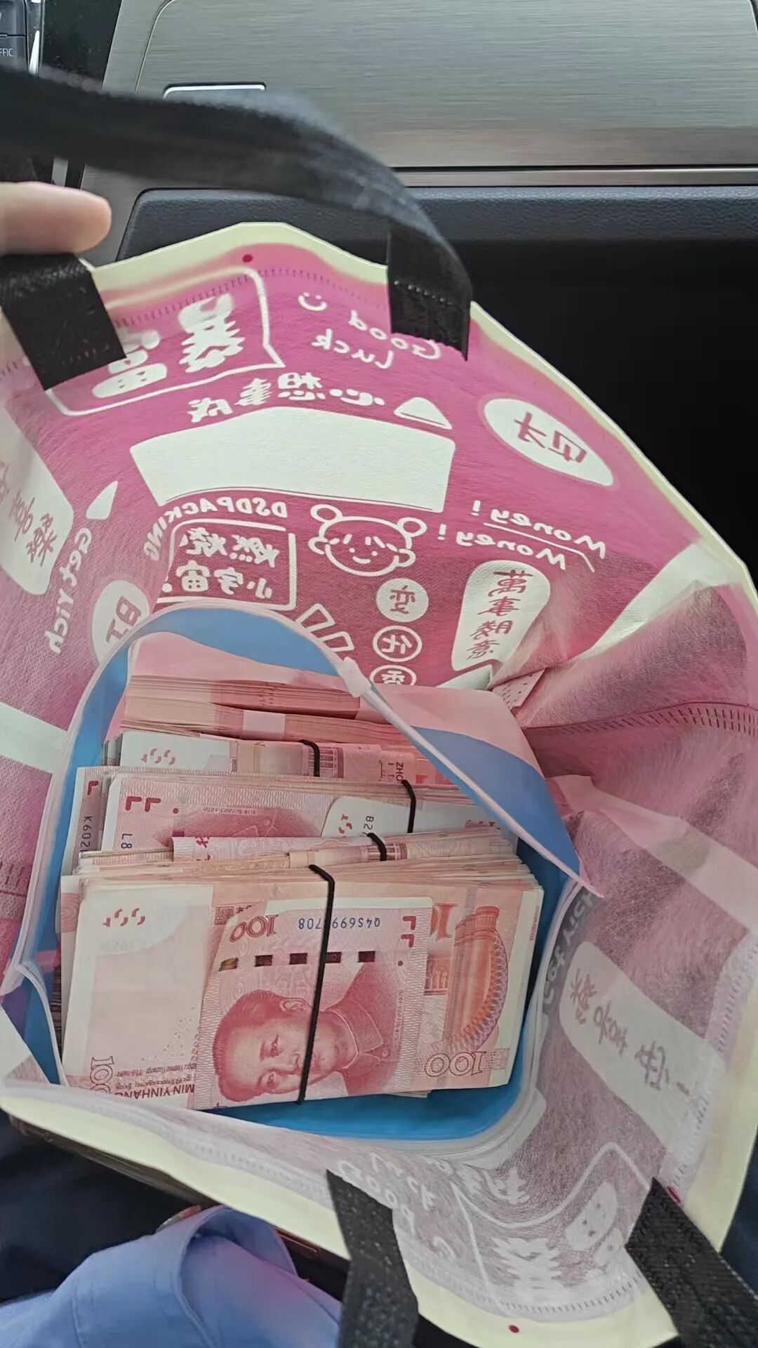 洪水还没退,骗子就来了?崇左民警坐冲锋舟上门拦下13万元! 洪水还没退,骗子就来了?崇左民警坐冲锋舟上门拦下13万元!