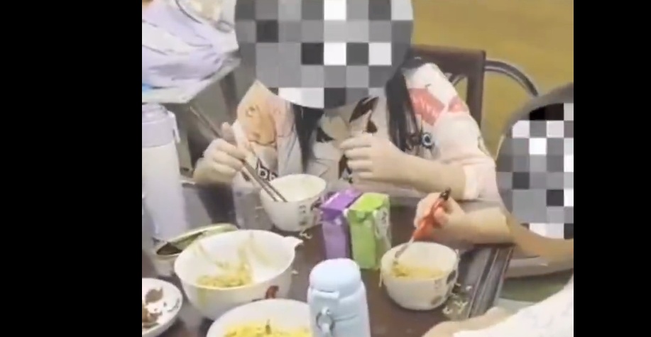 “警察叔叔我们饿得不行了”三姐弟饿到报警,民警火速上门做饭 “警察叔叔我们饿得不行了”三姐弟饿到报警,民警火速上门做饭