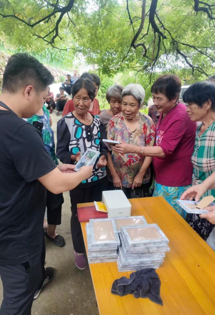 三年走遍周边50多个山村,为老人免费理发,这个“托尼老师”不一般…… 三年走遍周边50多个山村,为老人免费理发,这个“托尼老师”不一般……