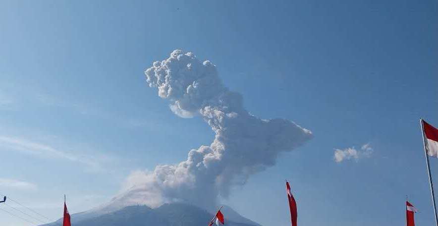 印尼勒沃托比火山喷发 火山灰柱高达2500米