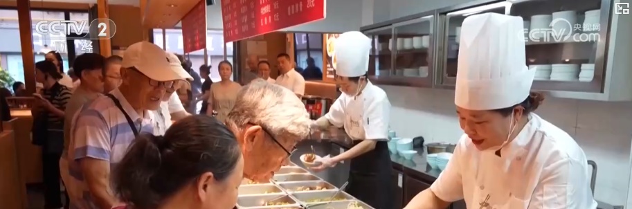 多举措“组合拳”完善老年助餐服务体系 形成覆盖城乡、布局合理的服务网络 多举措“组合拳”完善老年助餐服务体系 形成覆盖城乡、布局合理的服务网络
