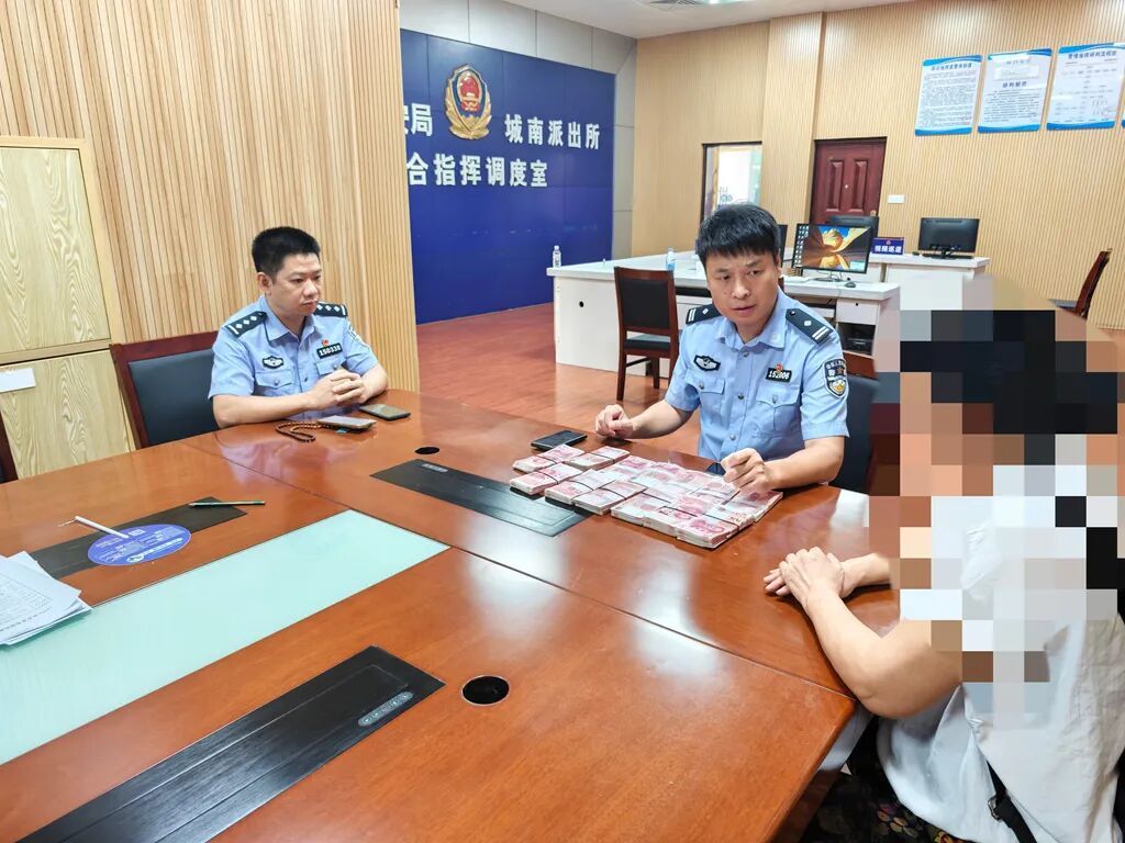 洪水还没退,骗子就来了?崇左民警坐冲锋舟上门拦下13万元! 洪水还没退,骗子就来了?崇左民警坐冲锋舟上门拦下13万元!