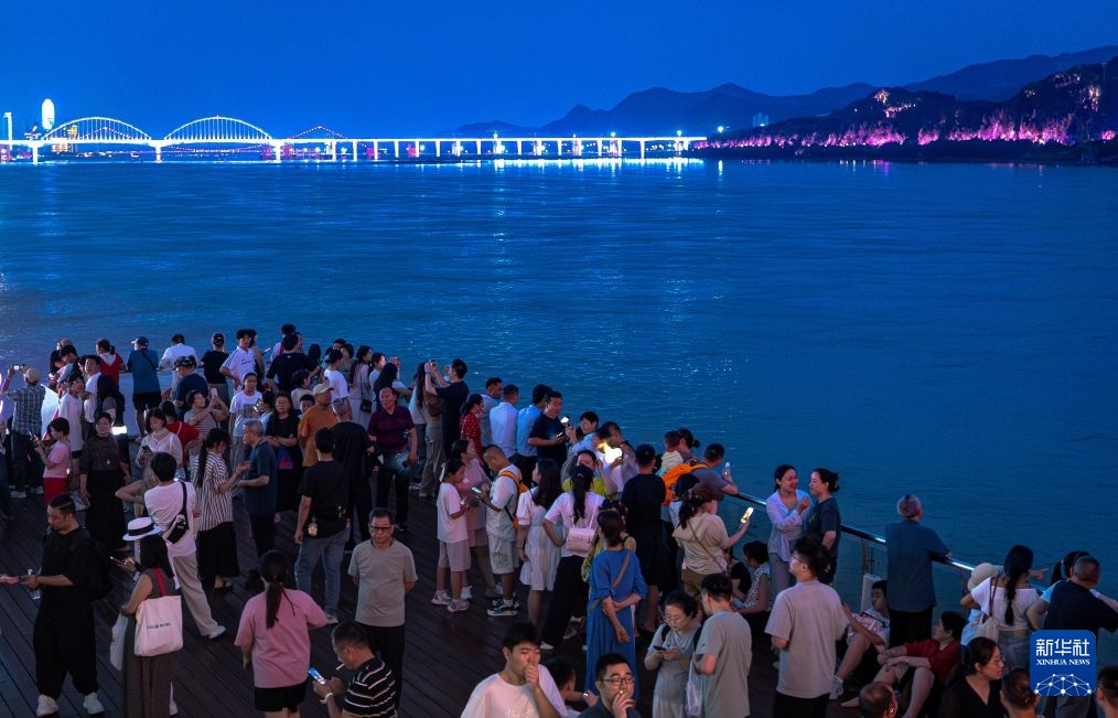 湖北宜昌:峡江夜如画 游船引客来 湖北宜昌:峡江夜如画 游船引客来