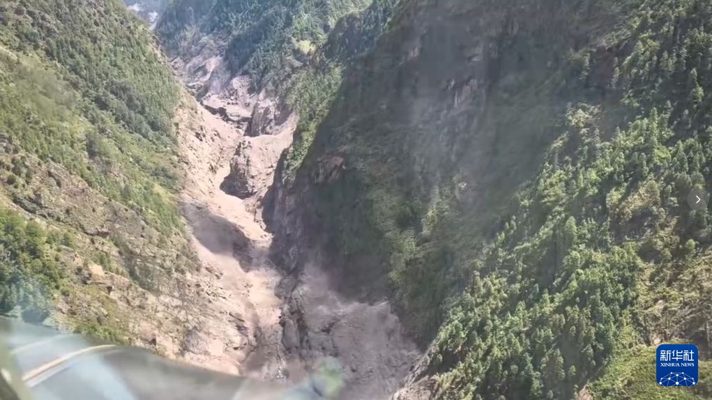 西藏军区某陆航旅第一批2架直升机抵达吉隆口岸上空 西藏军区某陆航旅第一批2架直升机抵达吉隆口岸上空