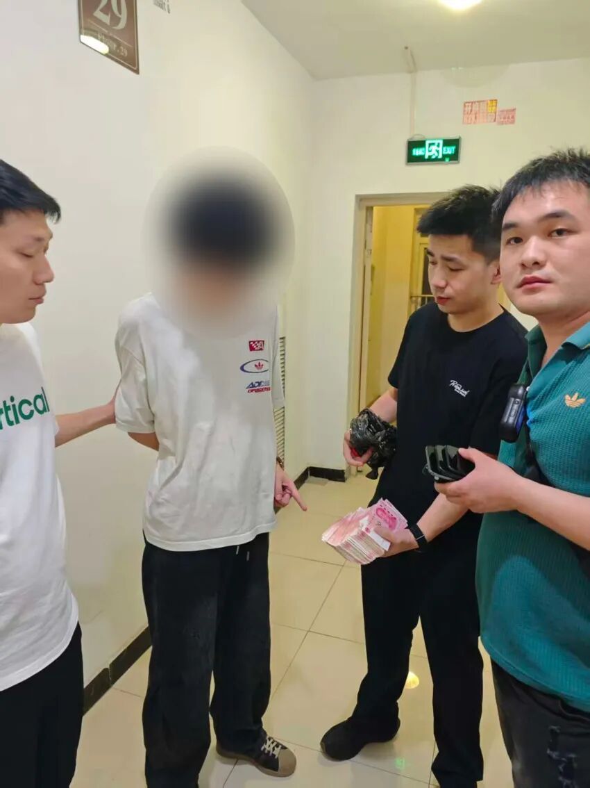 摄像头暗中“望风”，民警将计就计：15分钟后，取钱人落网