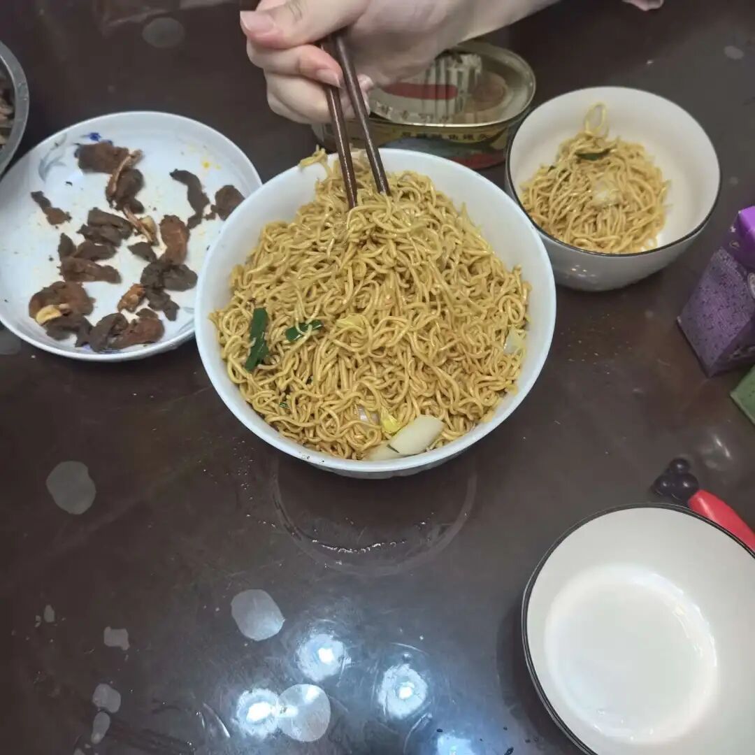 “警察叔叔我们饿得不行了”三姐弟饿到报警,民警火速上门做饭 “警察叔叔我们饿得不行了”三姐弟饿到报警,民警火速上门做饭