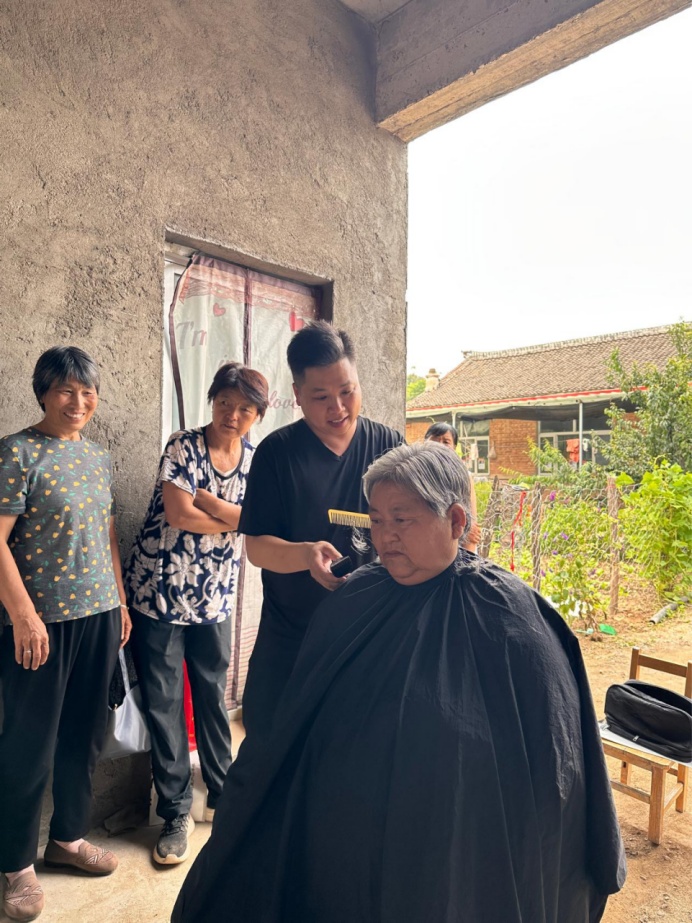 三年走遍周边50多个山村,为老人免费理发,这个“托尼老师”不一般…… 三年走遍周边50多个山村,为老人免费理发,这个“托尼老师”不一般……