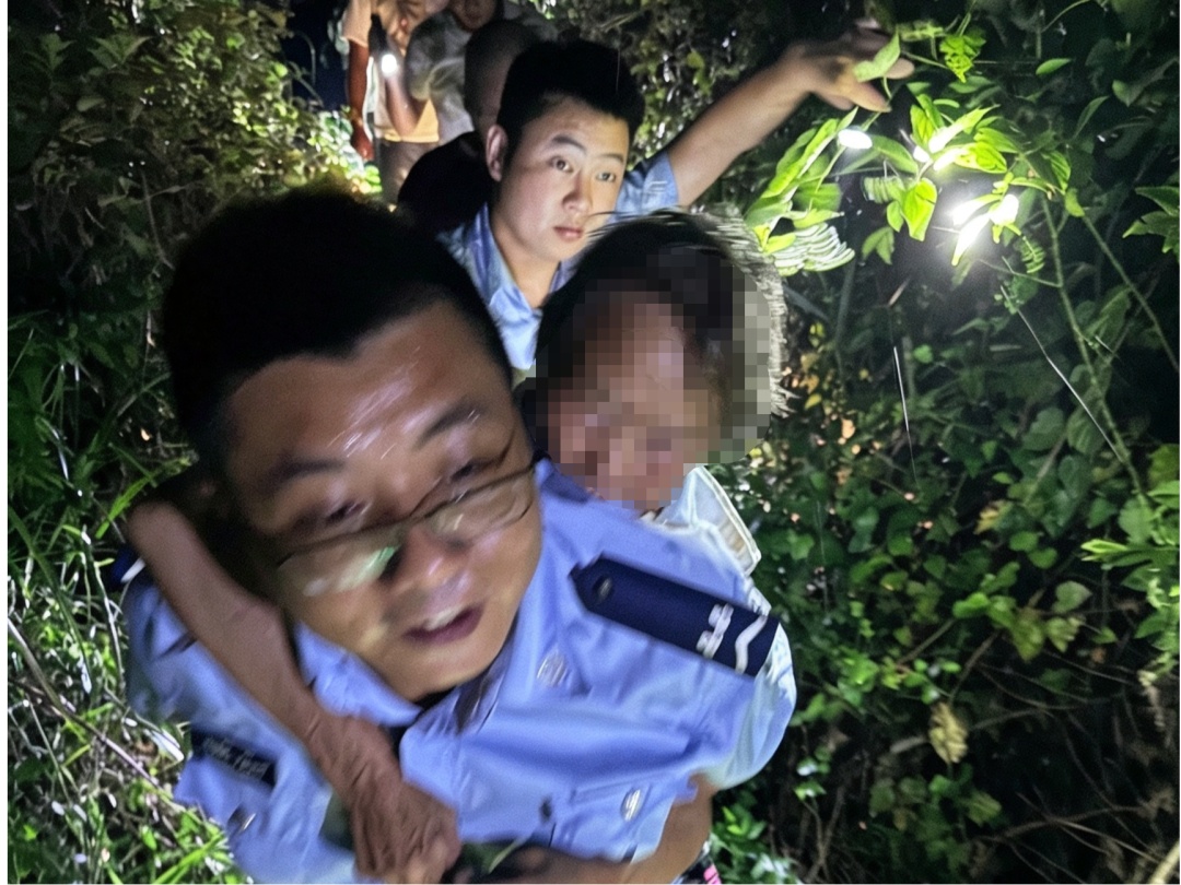 “别怕，我们来了！”老人走失一夜，民辅警杂草丛中背出她……
