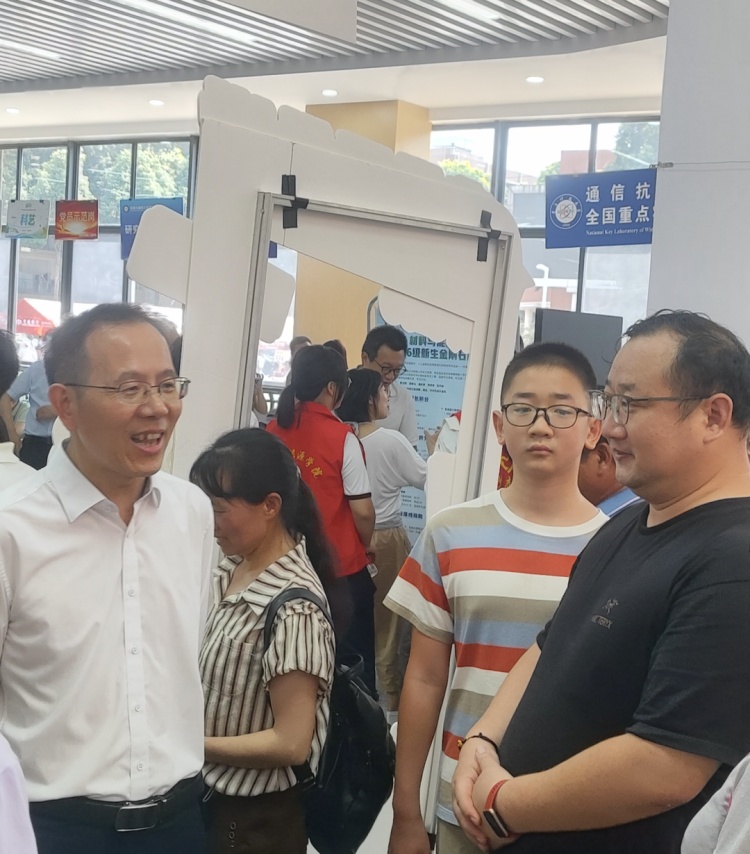 12岁儿子送48岁老爸开学报到,爸爸工作多年后考上博士重返母校电子科大 12岁儿子送48岁老爸开学报到,爸爸工作多年后考上博士重返母校电子科大