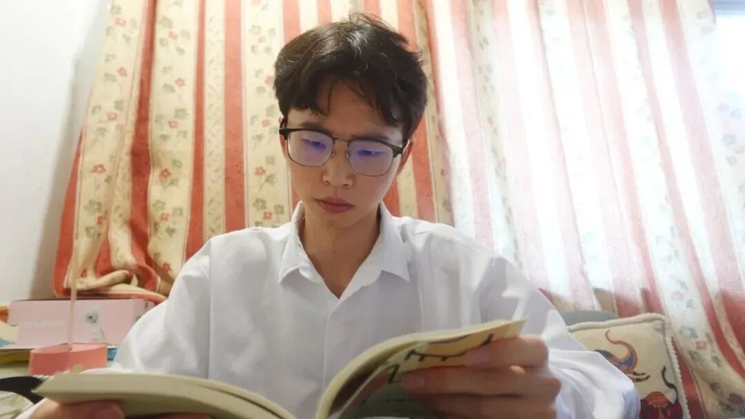 “21岁大学生3年考了100个证”引热议，本人回应：帮自己提升解决问题的能力