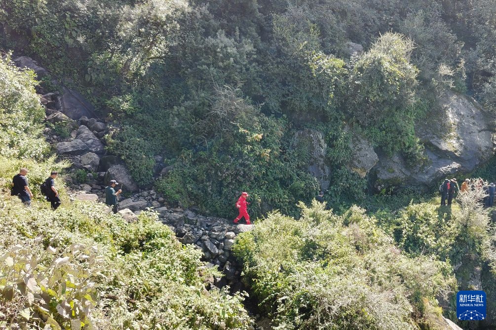 记者跟随救援队抵近吉隆口岸上游堰塞湖