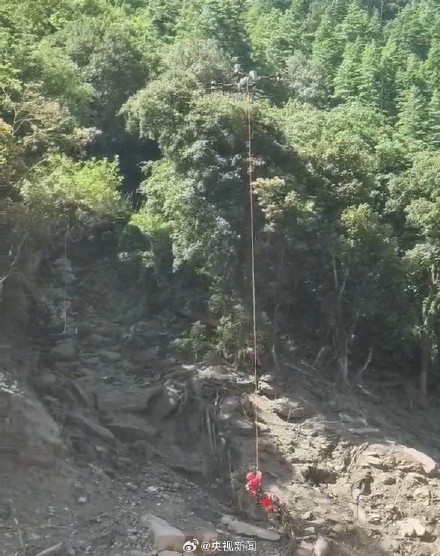 大载重无人机投送消防员至吉隆