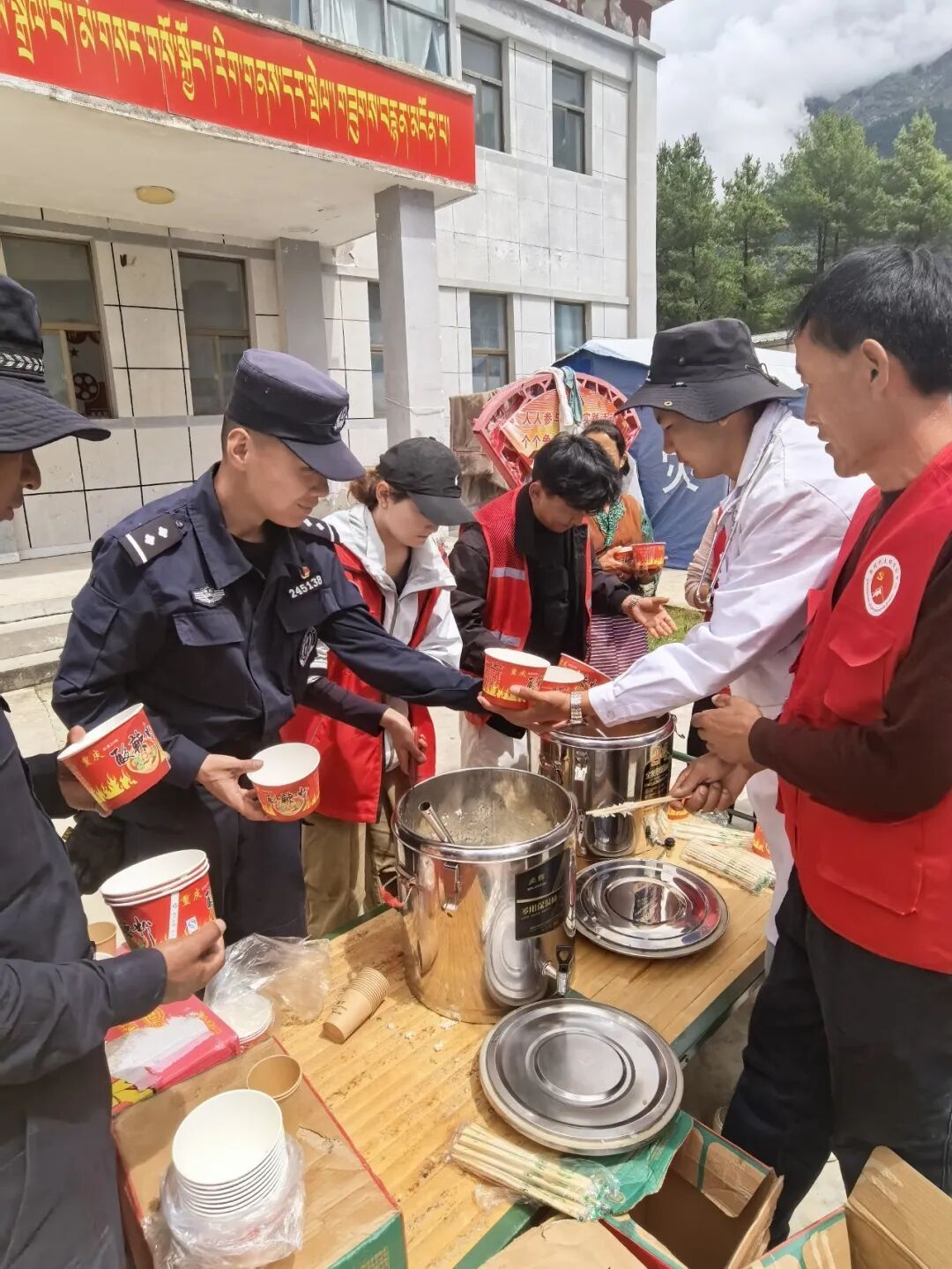 日喀则164名公安交管民警坚守一线守护灾区道路安全畅通 转移群众320余人