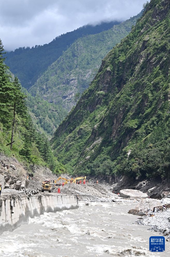 吉隆口岸附近泥石流损毁道路正加紧抢通 吉隆口岸附近泥石流损毁道路正加紧抢通