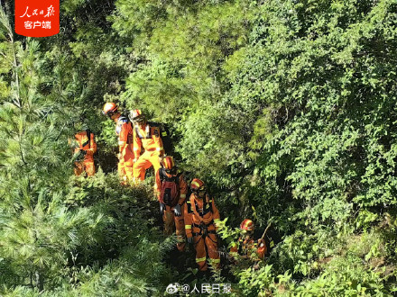救援队徒步深入吉隆口岸受灾核心区