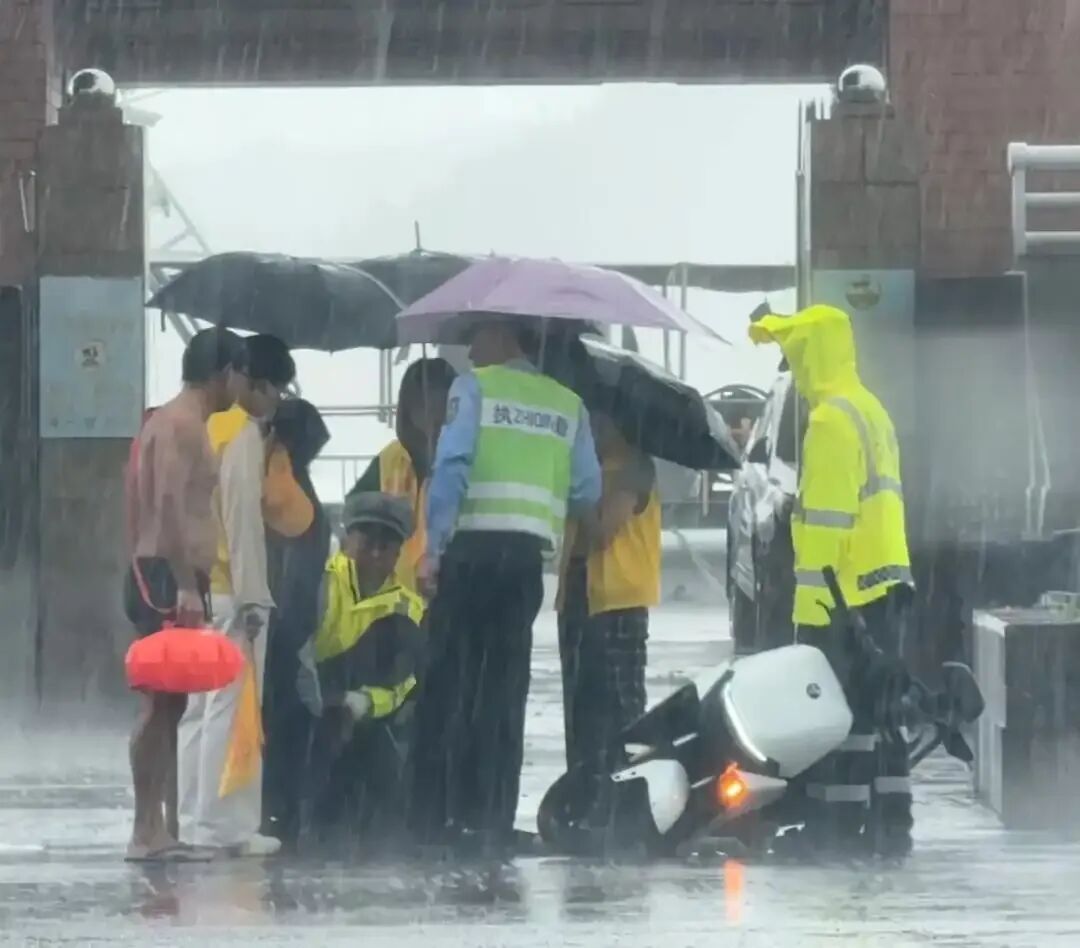 暴雨中的汕头街头，他们为受伤女孩撑起一片“晴空”
