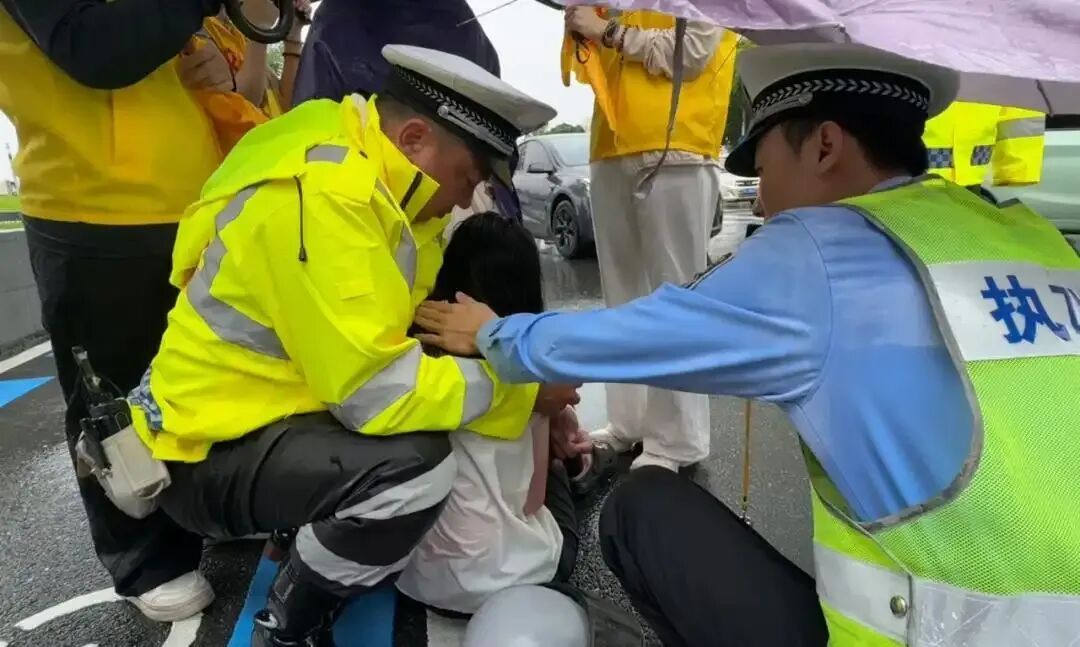 暴雨中的汕头街头，他们为受伤女孩撑起一片“晴空”