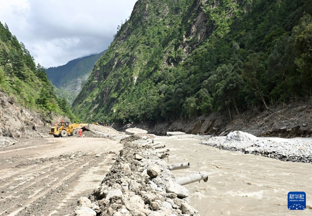 吉隆口岸附近泥石流损毁道路正加紧抢通 吉隆口岸附近泥石流损毁道路正加紧抢通