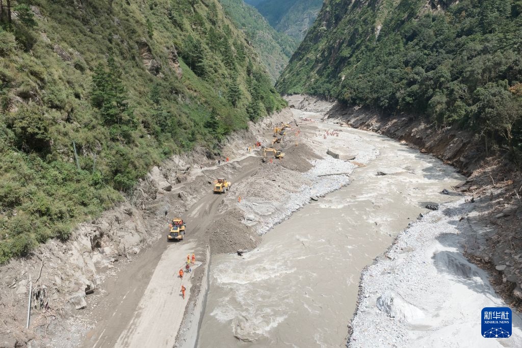 吉隆口岸附近泥石流损毁道路正加紧抢通 吉隆口岸附近泥石流损毁道路正加紧抢通