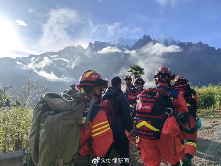 大载重无人机投送消防员至吉隆