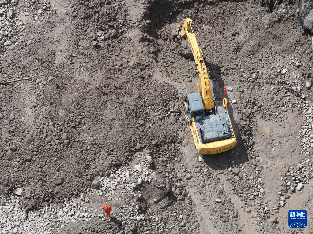 吉隆口岸附近泥石流损毁道路正加紧抢通 吉隆口岸附近泥石流损毁道路正加紧抢通