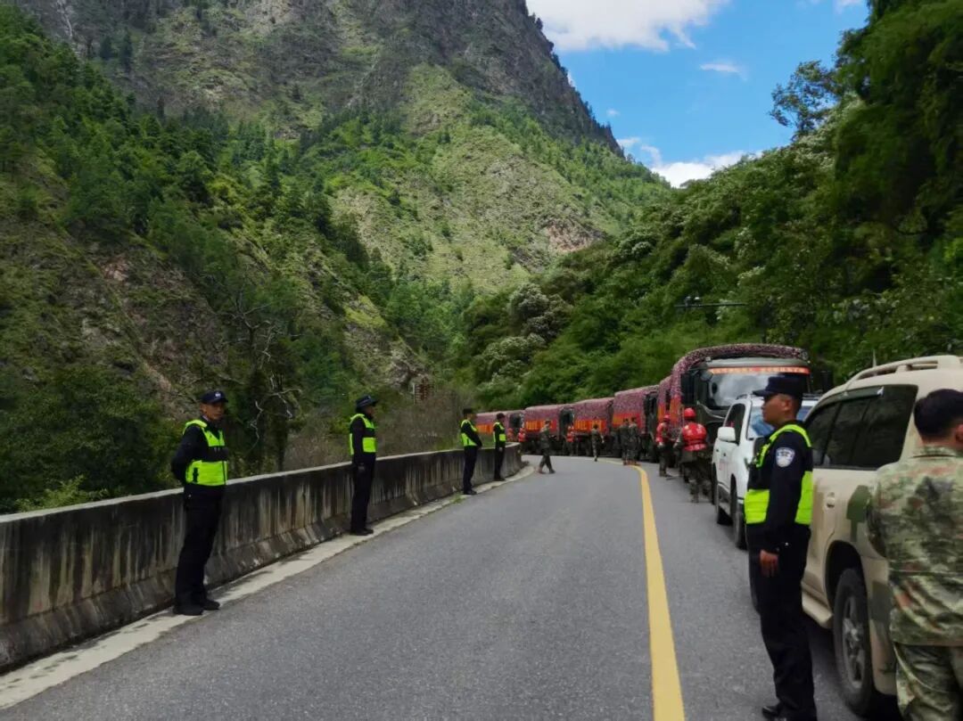 日喀则164名公安交管民警坚守一线守护灾区道路安全畅通 转移群众320余人