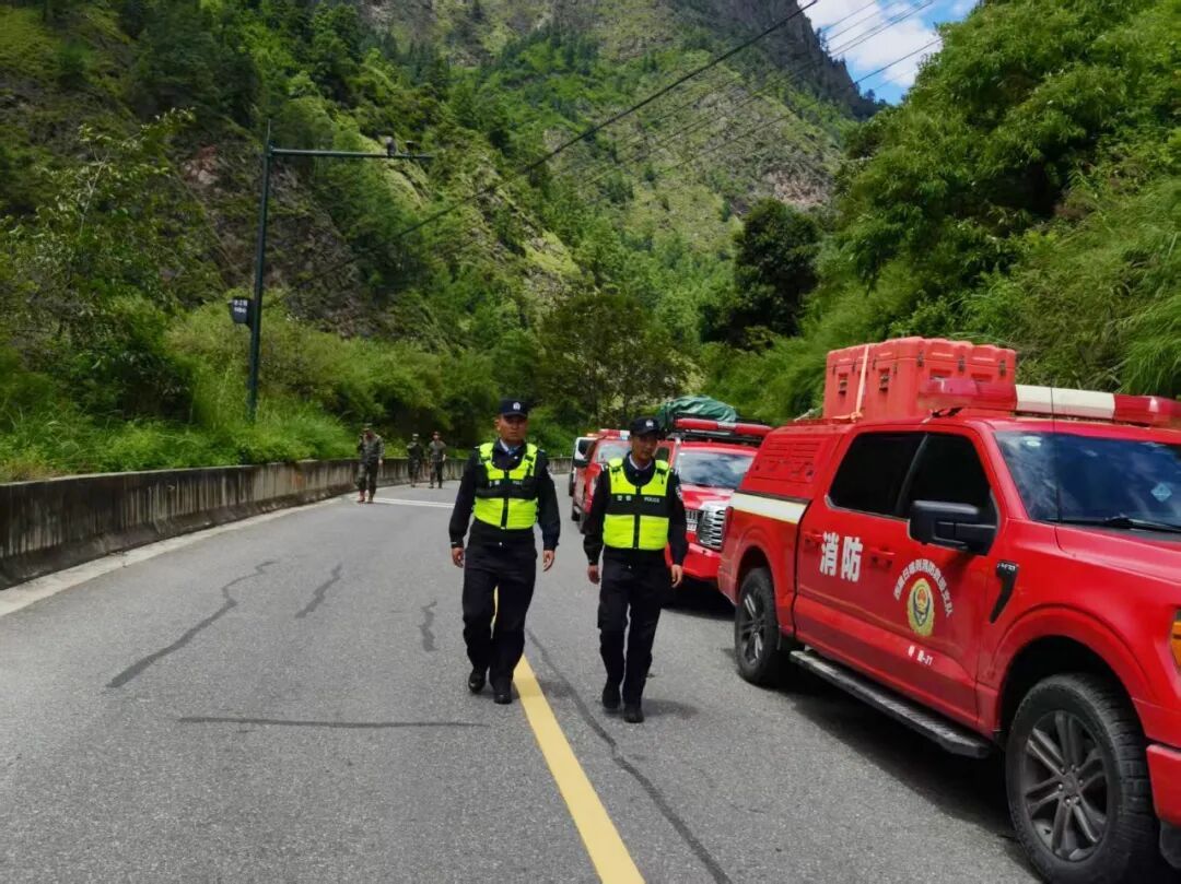 日喀则164名公安交管民警坚守一线守护灾区道路安全畅通 转移群众320余人