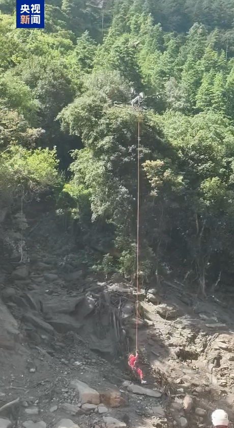 无人机投送消防员到达吉隆口岸,救援队已抵达西藏吉隆受灾核心区,目前680余名消防队员参与现场救援 无人机投送消防员到达吉隆口岸,救援队已抵达西藏吉隆受灾核心区,目前680余名消防队员参与现场救援