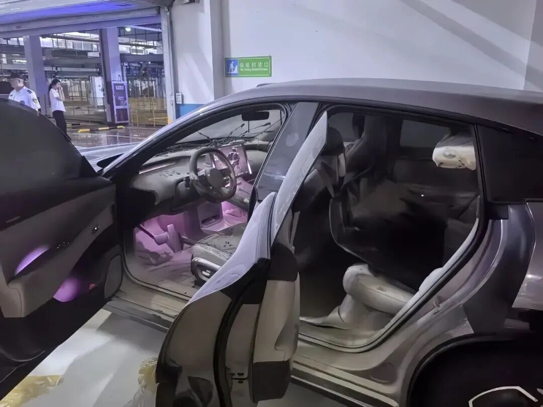 一个充电宝,烧毁刚提20天的新车!快自查→ 一个充电宝,烧毁刚提20天的新车!快自查→