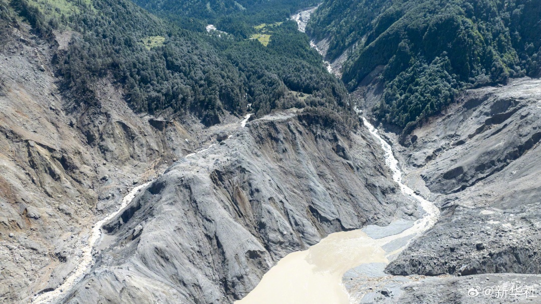 专家团队对吉隆冰崩堰塞湖近距离航拍:相较于此前的高位蓄水状态,堰塞湖水位已下降10米左右 专家团队对吉隆冰崩堰塞湖近距离航拍:相较于此前的高位蓄水状态,堰塞湖水位已下降10米左右